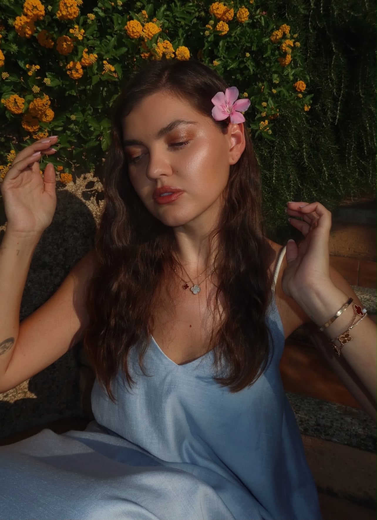 Abito celeste con lo scollo sul retro Eleh