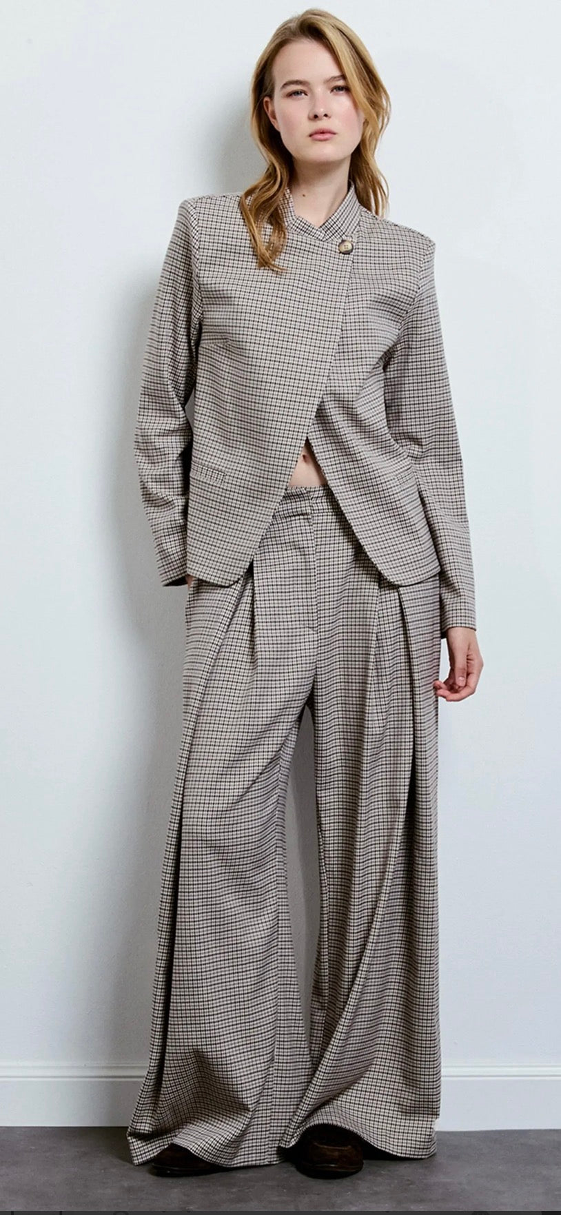 Pantalone con piega pied de poule moka con giacca asimmetrica