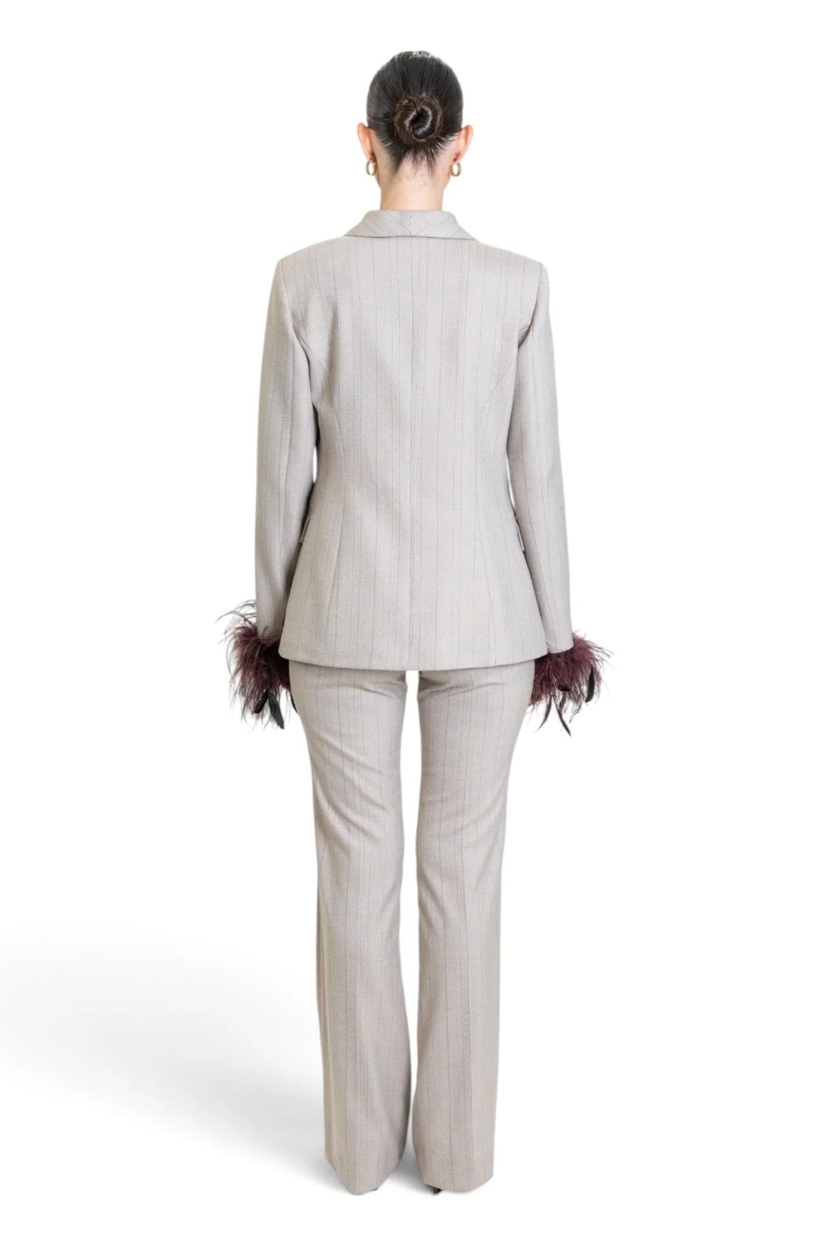 Tailleur monopetto con piuma removibile Dramée