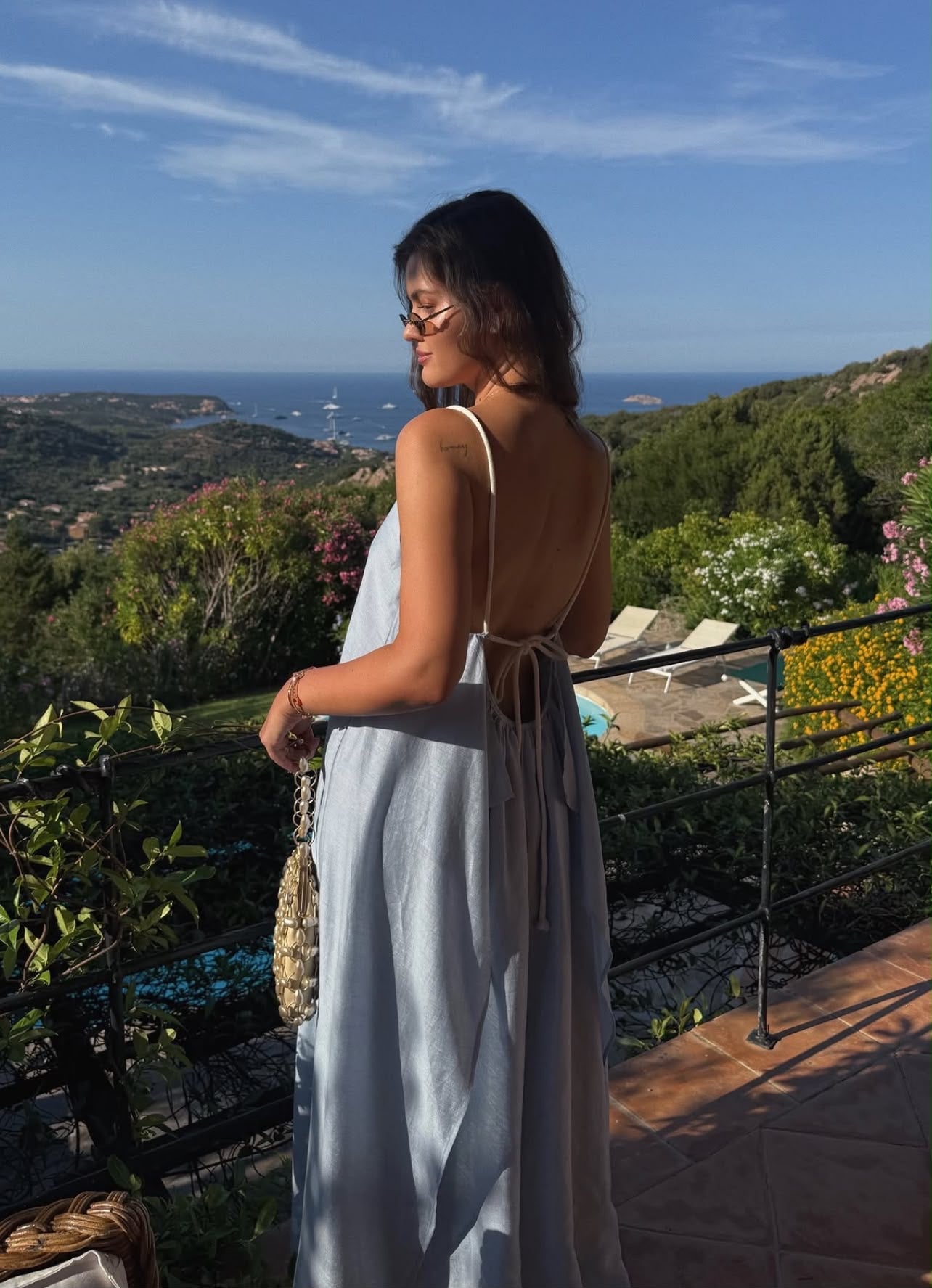 Abito celeste con lo scollo sul retro Eleh