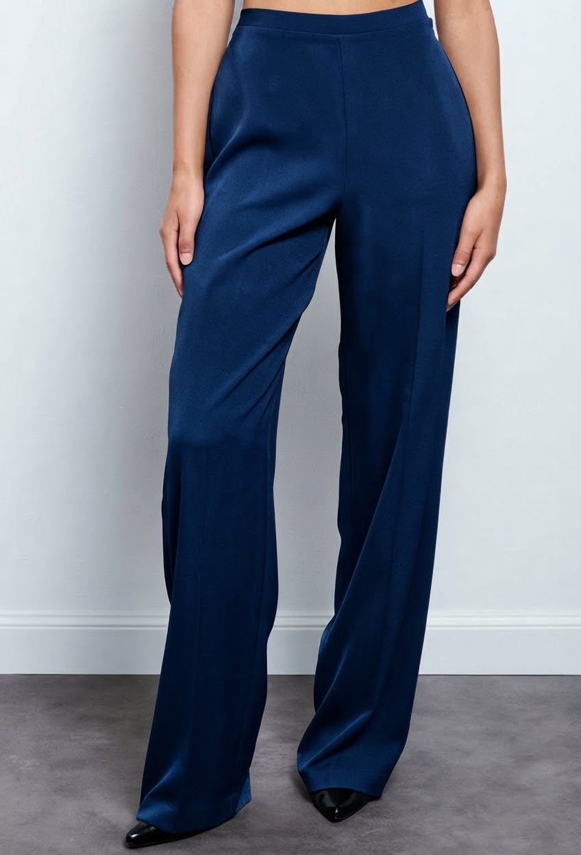 Tailleur elegante blu con blazer a portafoglio, cintura in tinta e pantaloni a palazzo