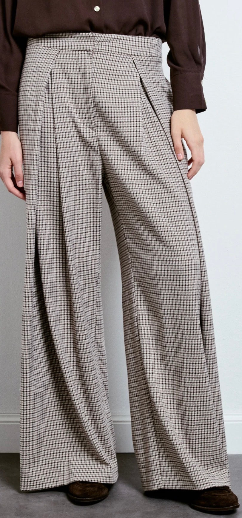 Pantalone con piega pied de poule moka con giacca asimmetrica