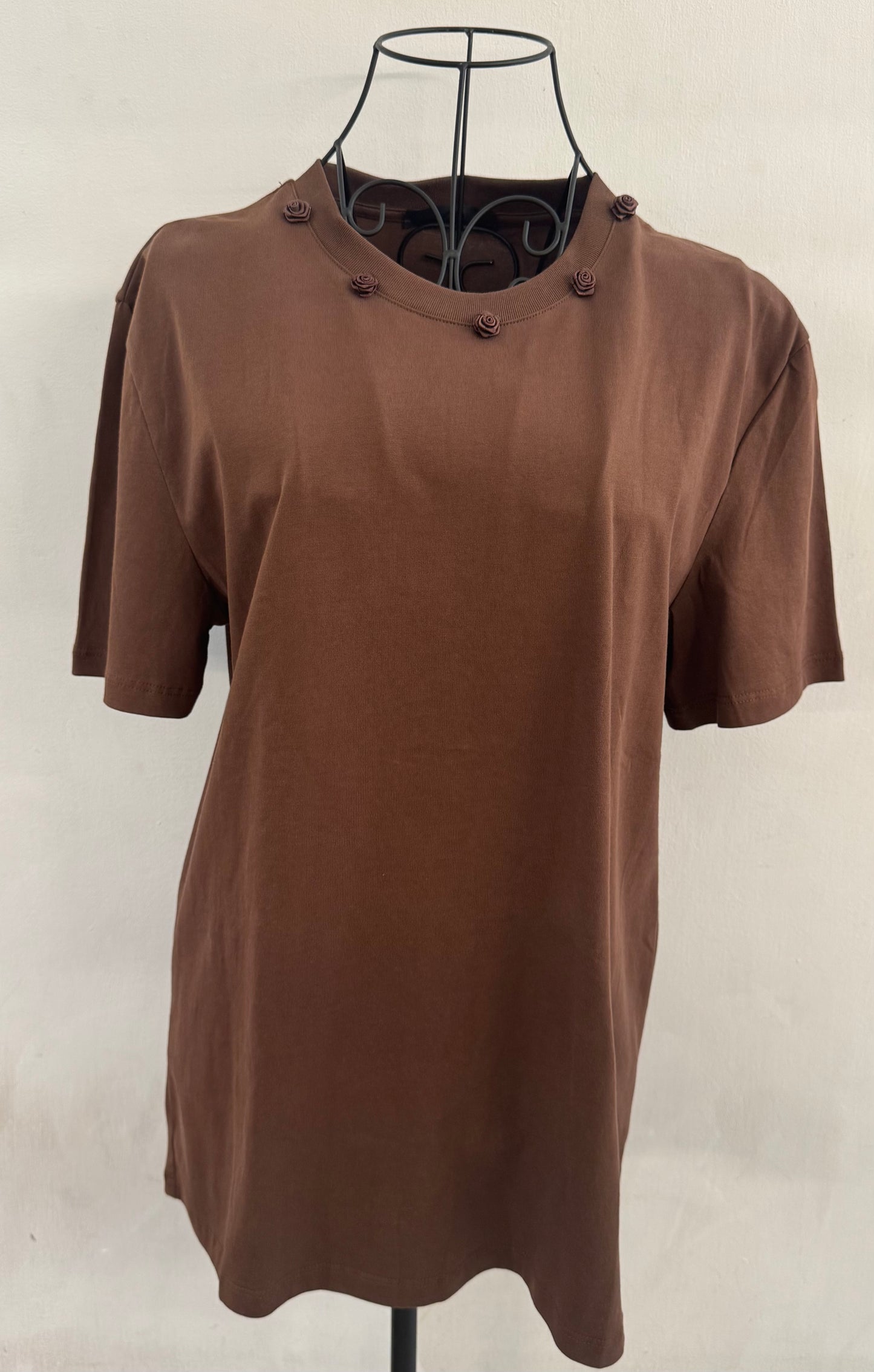 T-shirt donna marrone con dettagli floreali sul girocollo AD