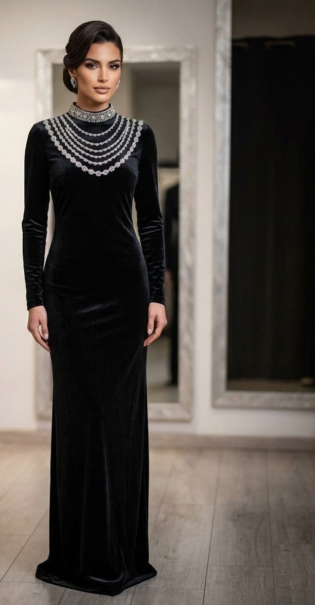 Abito lungo in velluto nero con collier gioiello Urink