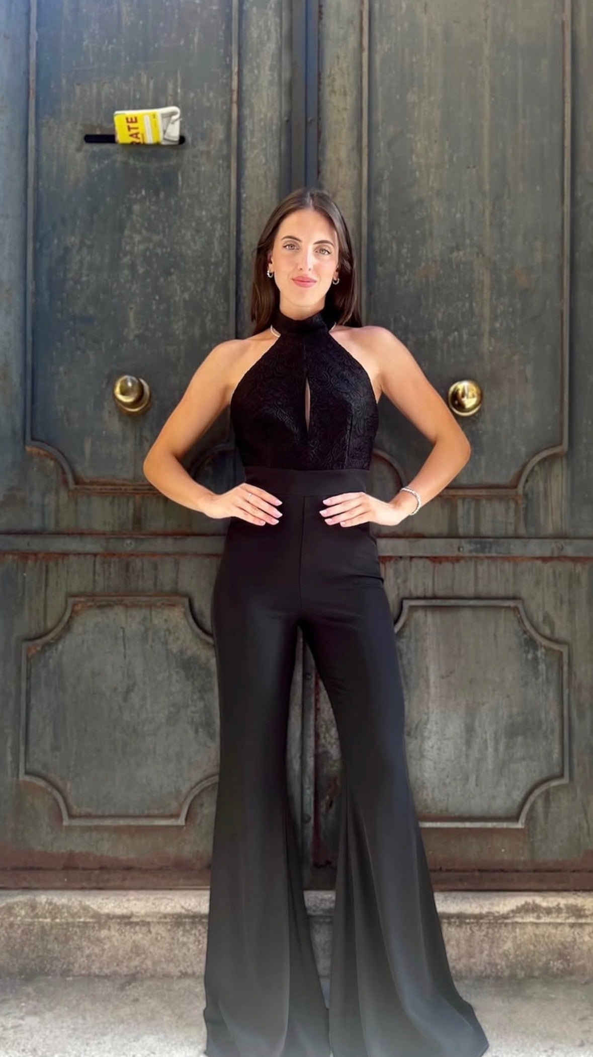 Tuta elegante nera con scollo all’americana e pantalone a zampa